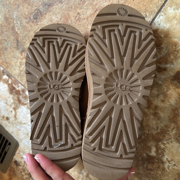 Ugg classic ultra mini platforms! Size 7. GREAT condition! 🤎 - Picture 4 of 5